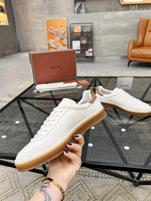 Factory price: 440💰Loro men's shoes💰iana top purchasing agent🇮🇹 men's shoes💰 The popular casual sneakers counter of the popular street man has new products at the same time. The uppers are made of cowhide fabric imported from Italy. The high-quality splicing technology has a classic and generous layout with a masculine temperament. Soft and comfortable cowhide lining. The soles: the original soles are specially provided by the original factory. The exclusive molded soles are super comfortable. The original factory follows the order. 🔍🔍High quality. You can enter and exit the counter at will. Welcome to compare. The code number is 38-44, customized 45